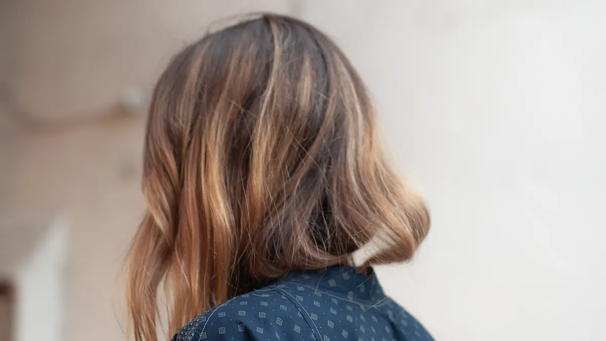 Vrouw die zichzelf omarmt – symbool voor zelfacceptatie en innerlijke kracht