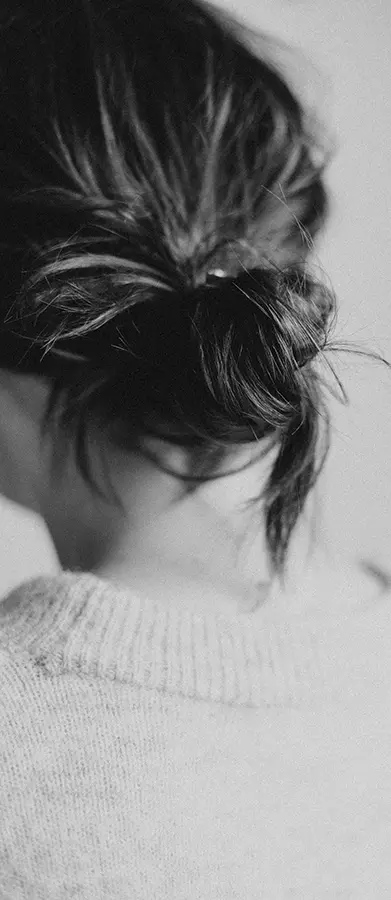 Stille reflectie: een vrouw in gedachten, klaar om haar volgende stap te zetten