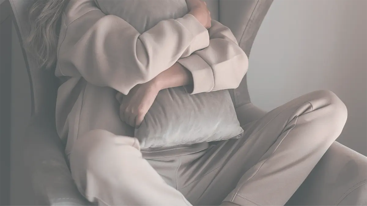 Vrouw legt ’s nachts hand op hart om bewust in het nu te leven