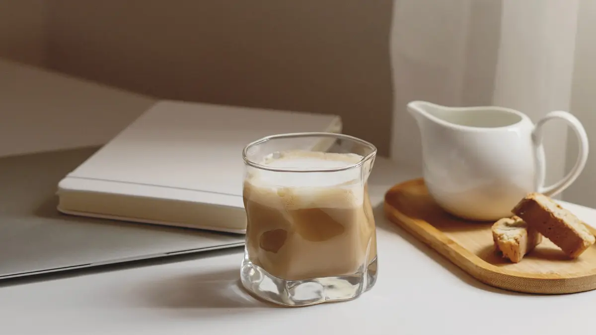 Cappuccino, notitieboek en warme ochtendlicht – een moment van rust en reflectie aan tafel - Guided Journal
