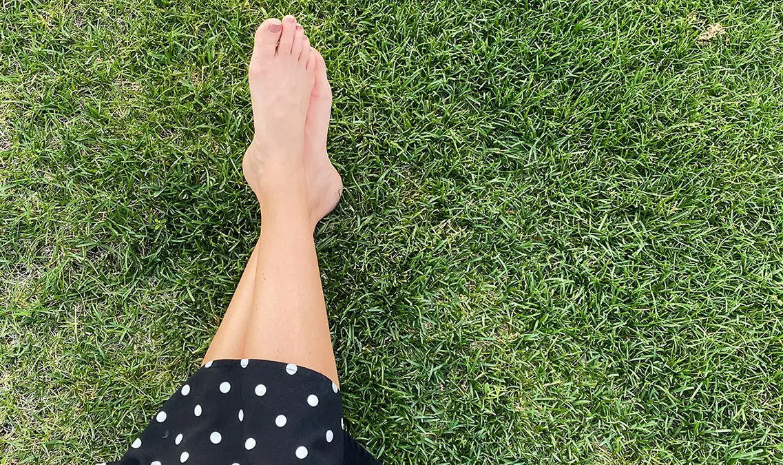 Blote voeten in het gras, rustig moment om te landen